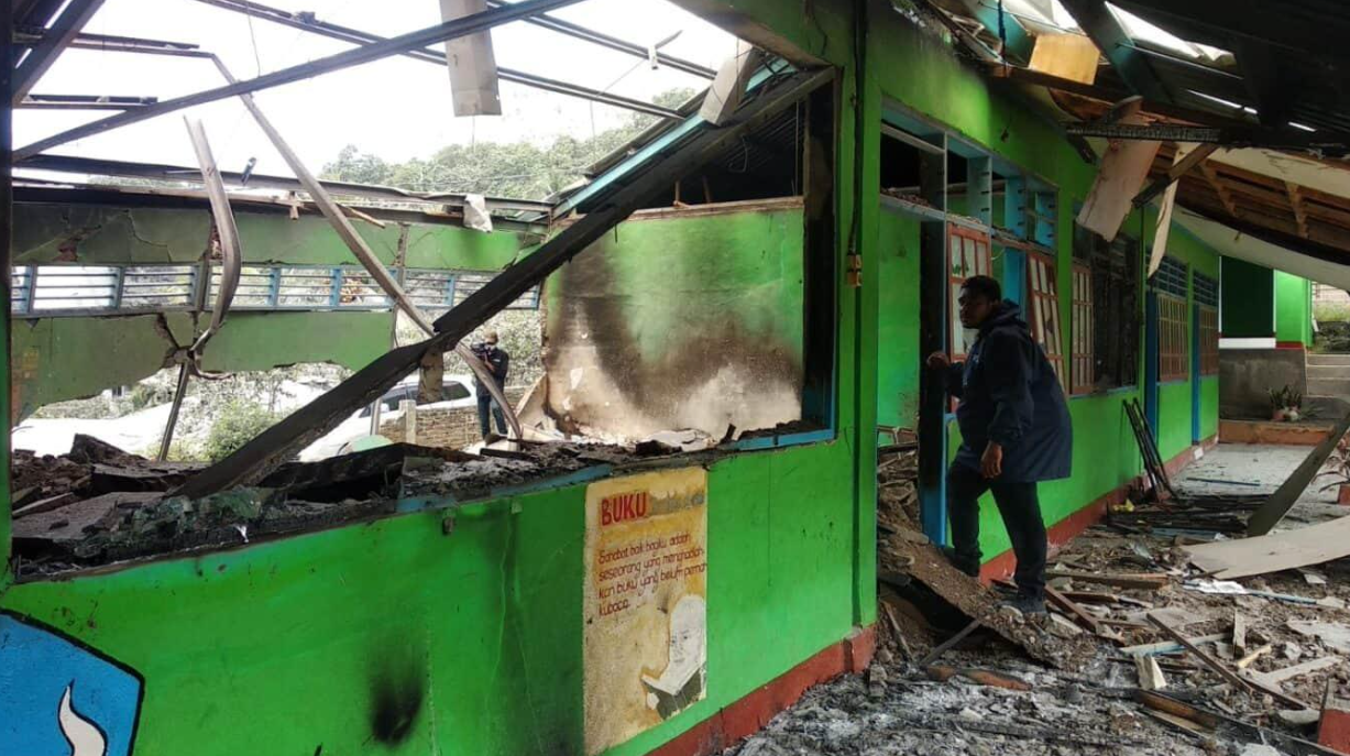 Pulihkan Pembelajaran Pascagempa NTT, Pemerintah Distribusikan 100 Tenda Kelas Darurat
